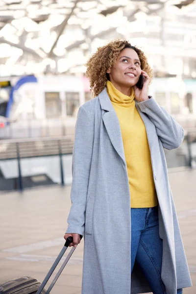 駅で携帯電話で話している美しいアフリカ系アメリカ人旅行女性の肖像 — ストック写真