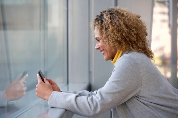 Sida Porträtt Lycklig Afroamerikanska Kvinna Tittar Mobiltelefon — Stockfoto