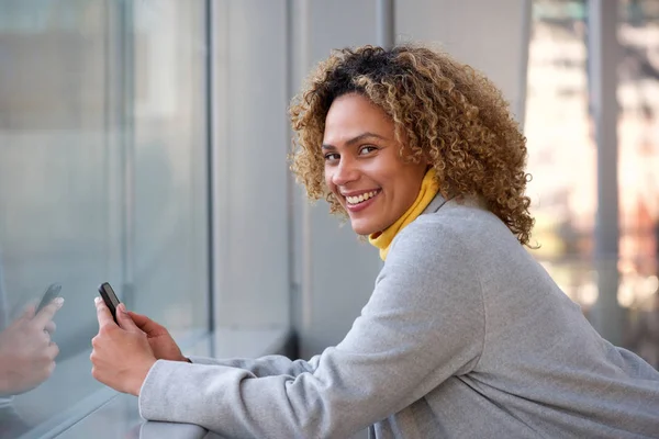 Stronie Portret Piękne African American Kobieta Uśmiechając Się Inteligentnych Telefonów — Zdjęcie stockowe