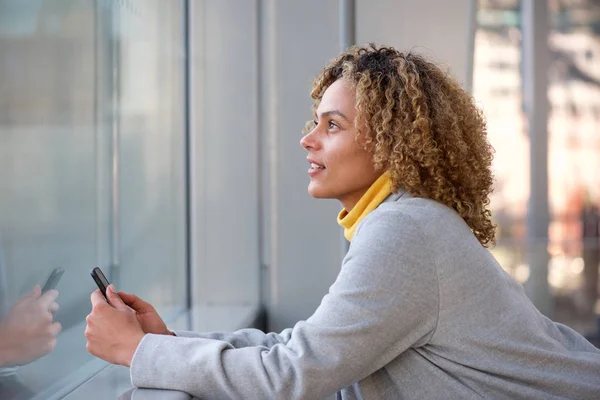 Sida Porträtt Vackra Afroamerikanska Kvinna Håller Mobiltelefon Och Letar Upp — Stockfoto