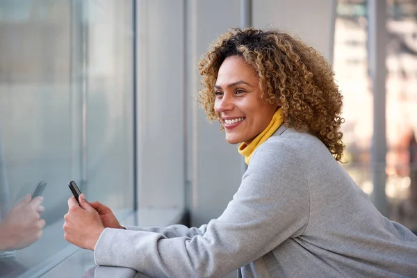 Retrato Lateral Bela Mulher Afro Americana Sorrindo Com Telefone Celular — Fotografia de Stock