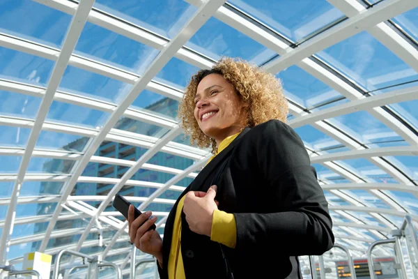 Sida Stående Glad Affärskvinna Med Mobiltelefon — Stockfoto