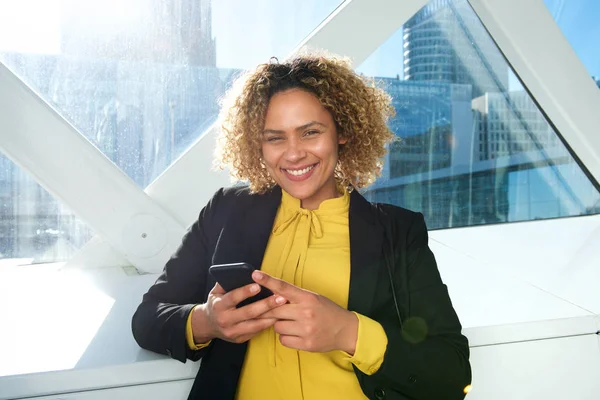 Närbild Porträtt Glad Afroamerikansk Affärskvinna Staden Med Mobiltelefon — Stockfoto