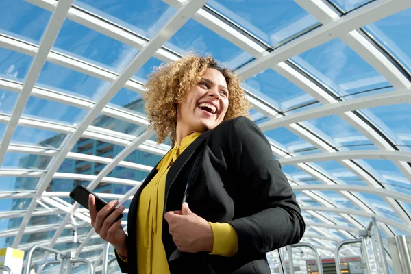 Fechar Retrato Feliz Afro Americana Empresária Cidade Com Telefone — Fotografia de Stock