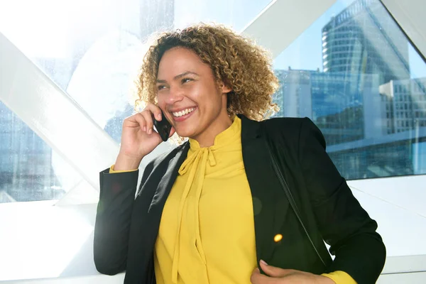 Närbild Porträtt Glad Afroamerikansk Affärskvinna Talar Med Mobiltelefon City — Stockfoto