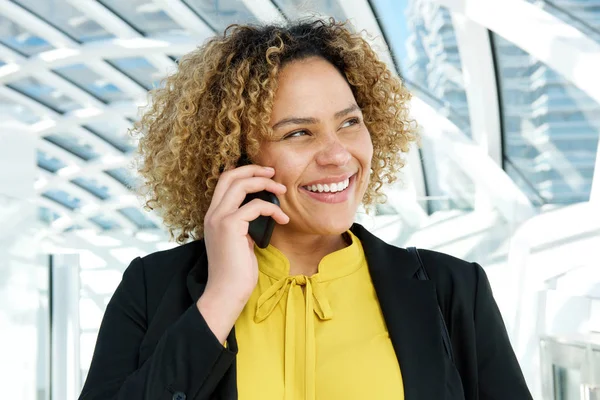 Stäng Upp Horisontella Porträtt Leende Affärskvinna Talar Med Mobiltelefon — Stockfoto