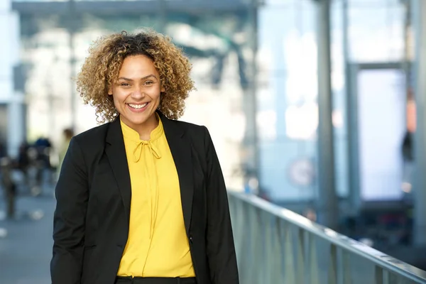Retrato Horizontal Uma Empresária Afro Americana Confiante Sorrindo — Fotografia de Stock