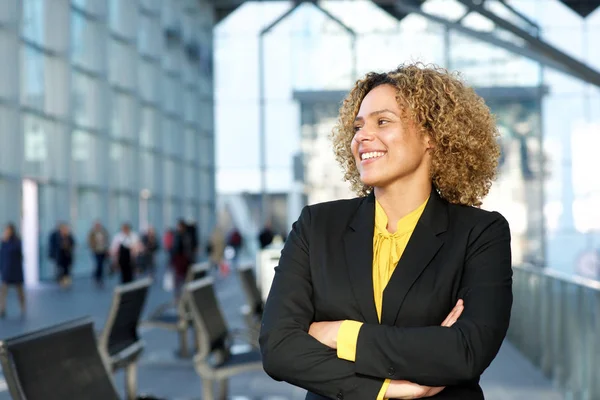 Horizontales Porträt Einer Selbstbewussten Afrikanisch Amerikanischen Geschäftsfrau Die Mit Verschränkten — Stockfoto