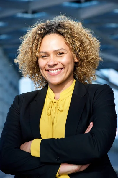 Retrato Mulher Negócios Sorridente Com Cabelos Encaracolados Braços Cruzados — Fotografia de Stock