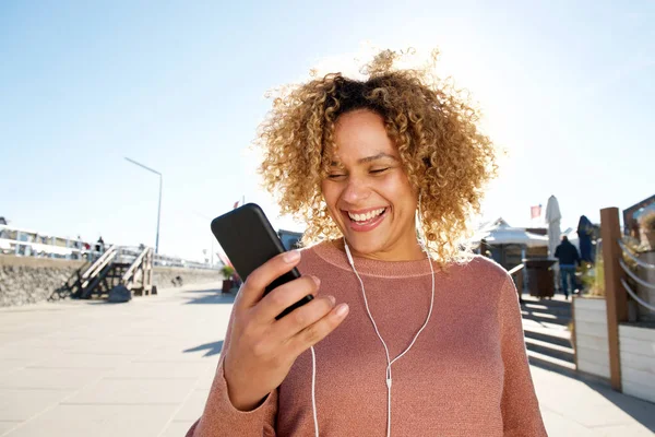 Close Van Portret Van Gelukkig African American Vrouw Luisteren Naar — Stockfoto