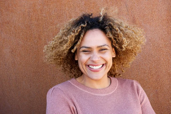 Close Horizontal Portrait Beautiful African American Woman Smiling Brown Background — Stock Photo, Image