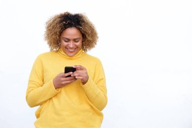 Cep telefonu görünümlü izole beyaz arka plan karşı kıvırcık saçlı genç gülümseyen kadın portresi 