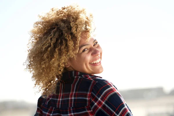 Portret Van Achter Van Gelukkige Jonge Vrouw Met Krullend Haar — Stockfoto