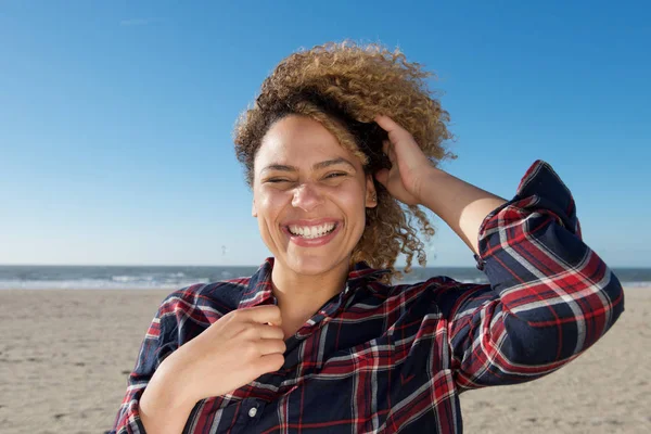 Ritratto Ravvicinato Giovane Donna Felice Con Mano Capelli Ricci Spiaggia — Foto Stock