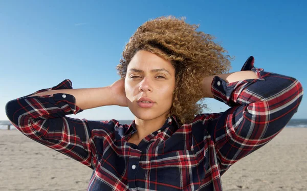 Zbliżenie Portret Poziomy Piękne African American Kobieta Ręką Włosów Plaży — Zdjęcie stockowe
