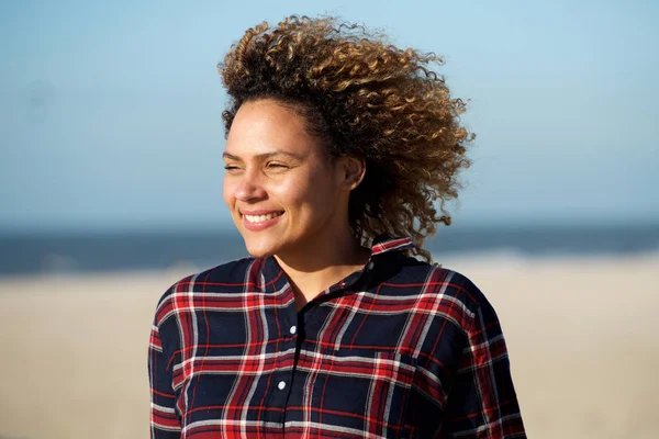 Nahaufnahme Horizontales Porträt Attraktiv Afrikanisch Amerikanische Frau Lächelt Freien — Stockfoto