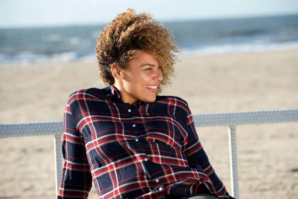 Portrait Happy Young African American Woman Sitting Beach — Stock Photo, Image