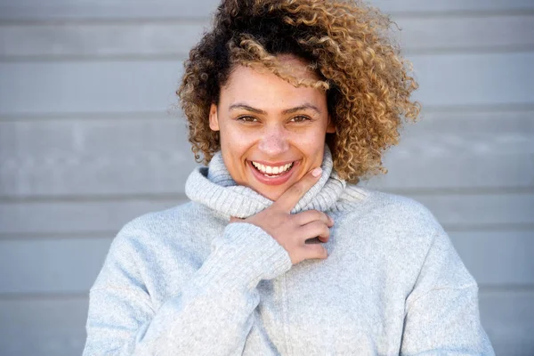 Primer Plano Retrato Joven Mujer Afroamericana Feliz Con Pelo Rizado —  Fotos de Stock