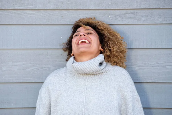 Portret Piękne African American Kobieta Śmiech Ścianę Szary — Zdjęcie stockowe