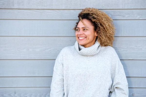 Retrato Bela Mulher Afro Americana Com Cabelo Encaracolado Sorrindo Contra — Fotografia de Stock