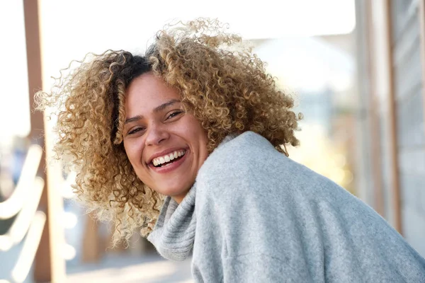 Potret Samping Bahagia Muda African American Wanita Tertawa — Stok Foto