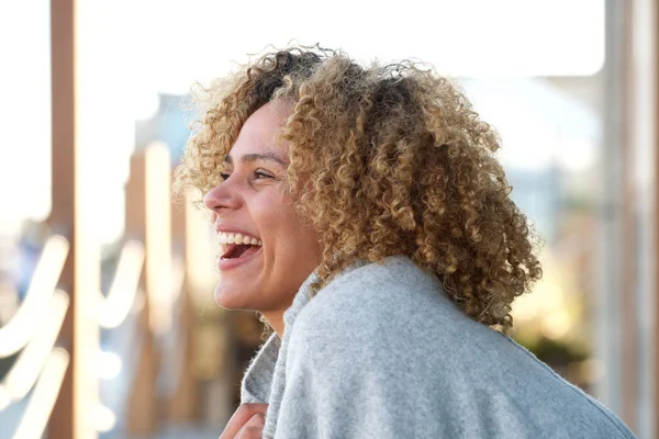 Stronie Portret Szczęśliwy Młody African American Kobieta Śmiejąc Się Zewnątrz — Zdjęcie stockowe