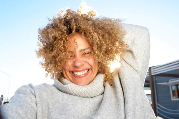 Close Retrato Jovem Afro Americana Despreocupada Sorrindo Lado Fora Com — Fotografia de Stock