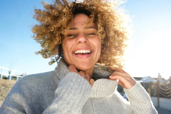 Portret Wesoły African American Kobieta Kręconymi Włosami Śmiejąc Się Bliska — Zdjęcie stockowe
