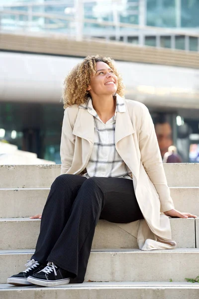 Retrato Joven Feliz Afroamericana Sentada Los Escalones Ciudad — Foto de Stock