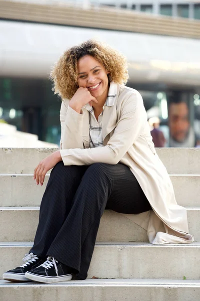 Portret Van Jonge African American Vrouw Zittend Stappen Stad — Stockfoto