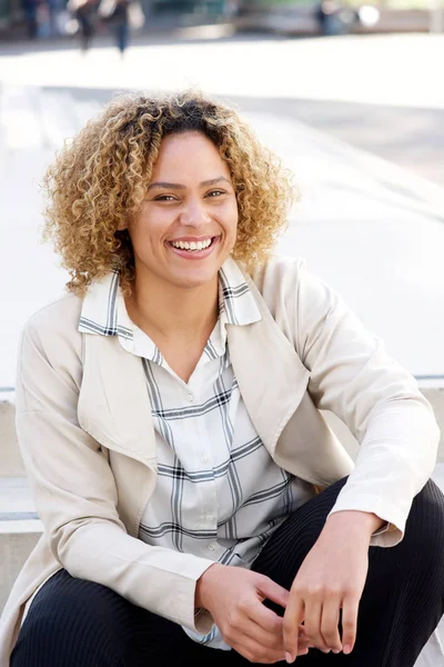 Close Retrato Bela Mulher Afro Americana Sorrindo Cidade — Fotografia de Stock