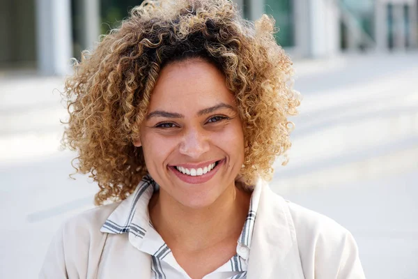 Gros Plan Portrait Belle Jeune Femme Afro Américaine Souriant Extérieur — Photo