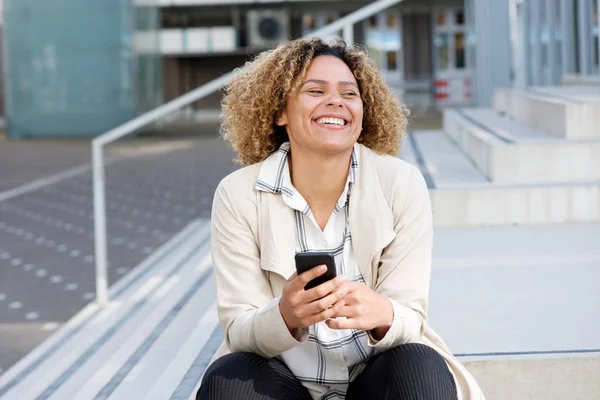 Retrato Jovem Mulher Afro Americana Alegre Com Telefone Celular Fora — Fotografia de Stock