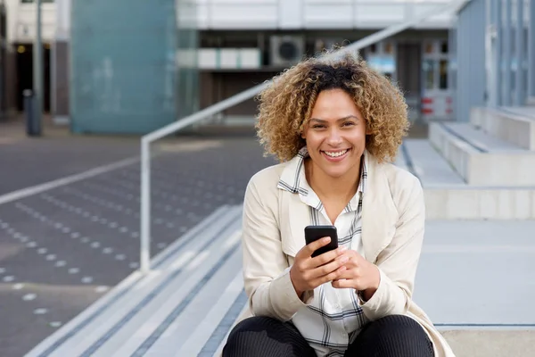 Ritratto Giovane Donna Afroamericana Sorridente Con Telefono All Esterno — Foto Stock