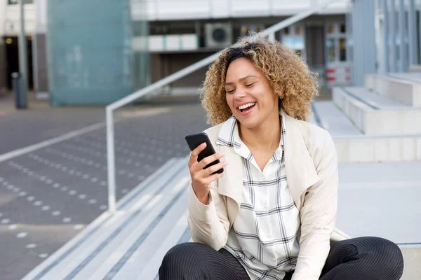 Retrato Joven Mujer Afroamericana Feliz Mirando Teléfono Móvil Fuera —  Fotos de Stock