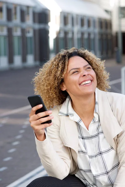 Retrato Sorridente Jovem Afro Americana Segurando Telefone Celular Fora — Fotografia de Stock