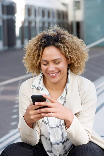 Ritratto Giovane Donna Afroamericana Felice Che Guarda Cellulare Fuori — Foto Stock