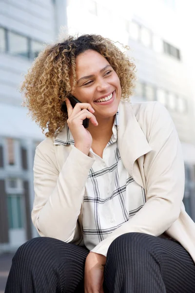 Retrato Alegre Jovem Afro Americana Falando Telefone Celular Cidade — Fotografia de Stock