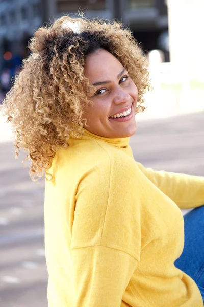 Retrato Mujer Afroamericana Curvilínea Sentada Afuera —  Fotos de Stock