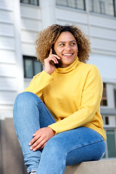 Porträtt Attraktiva Unga Afroamerikanska Kvinnan Talar Mobiltelefon City — Stockfoto