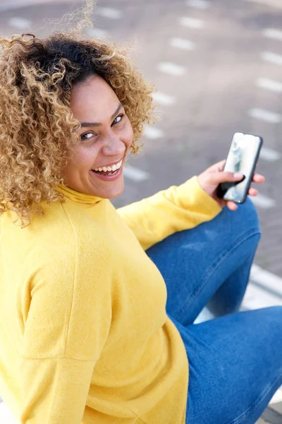 Retrato Mulher Americana Africana Curvilínea Sentada Fora Com Telefone Celular — Fotografia de Stock