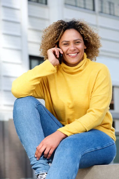 Porträtt Attraktiva Unga Afroamerikanska Kvinnan Prata Telefon City — Stockfoto