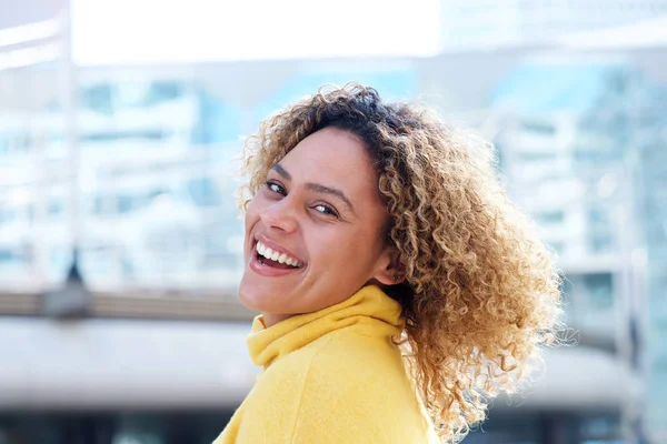 Detailní Záběr Straně Portrét Šťastný Afroamerické Mladé Ženy Městě — Stock fotografie