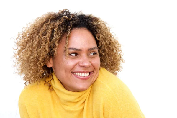 Zole Beyaz Arka Planı Gülümseyen Güzel Afrikalı Amerikalı Kadın Portresi — Stok fotoğraf