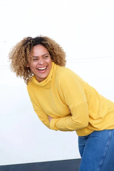 Retrato Una Atractiva Joven Afroamericana Riendo Con Los Brazos Cruzados — Foto de Stock