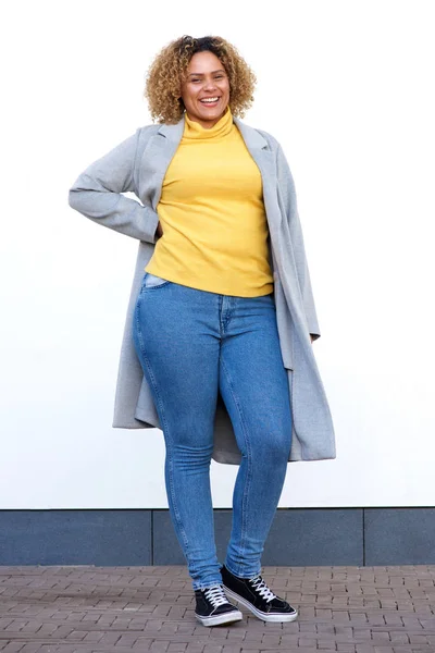 Retrato Cuerpo Completo Una Joven Afroamericana Abrigo Invierno Sonriendo Contra —  Fotos de Stock