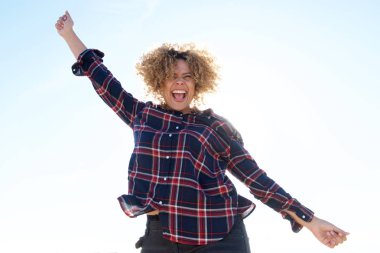 Dışarıda kaldırdı kol neşeli genç Afro-Amerikan kadın portresi