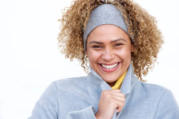 Nahaufnahme Porträt Der Schönen Afrikanisch Amerikanischen Frau Lächelnd Mit Wintermantel — Stockfoto