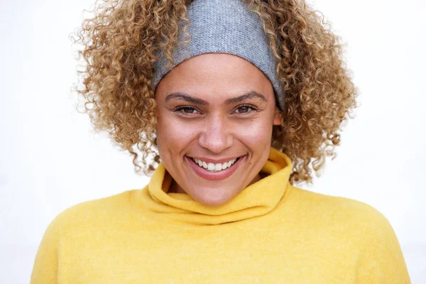 Close Retrato Bela Mulher Americana Africana Sorridente Com Cabelo Encaracolado — Fotografia de Stock