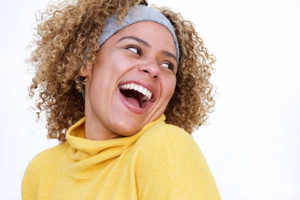 Portret Piękne African American Kobieta Śmiejąc Się Obraca Ramię Białym — Zdjęcie stockowe